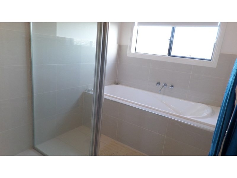 2/27 Osterley Street, Bourkelands NSW 2650