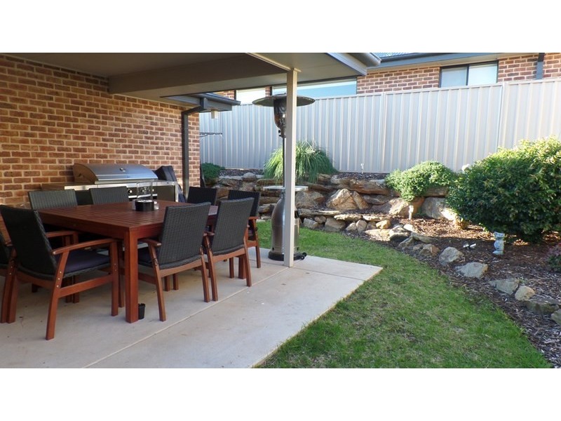 2/27 Osterley Street, Bourkelands NSW 2650