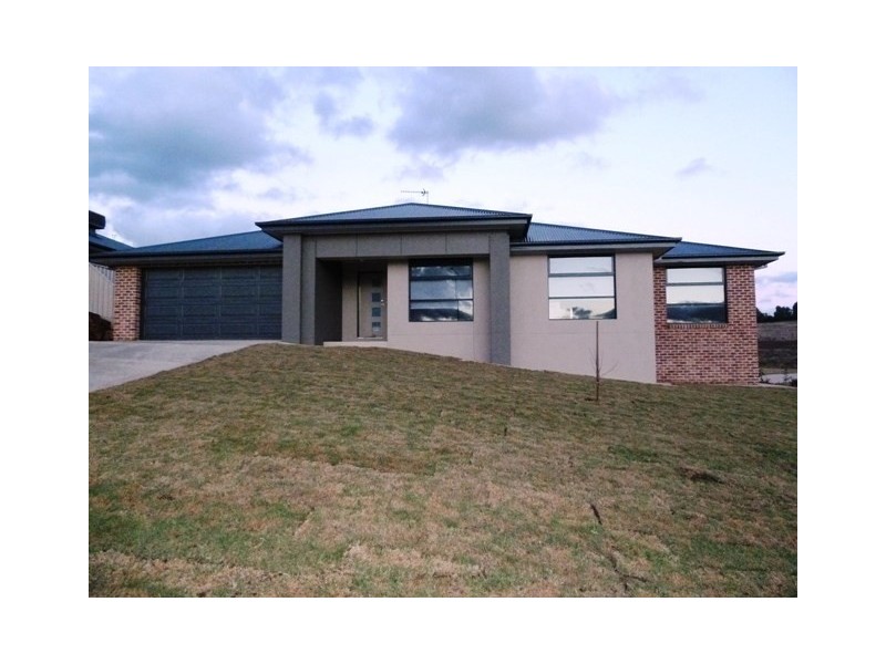 2/27 Osterley Street, Bourkelands NSW 2650