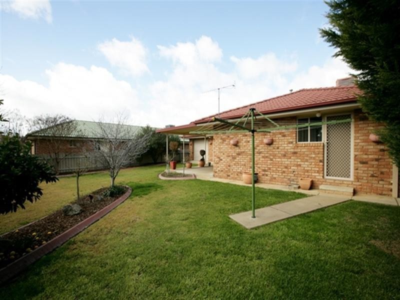 9 Kaldari Crescent, Glenfield Park NSW 2650