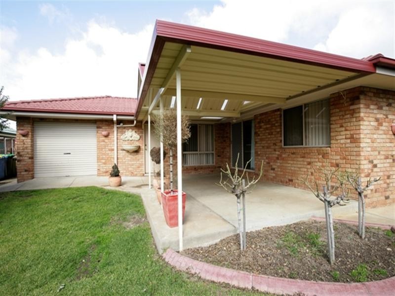 9 Kaldari Crescent, Glenfield Park NSW 2650