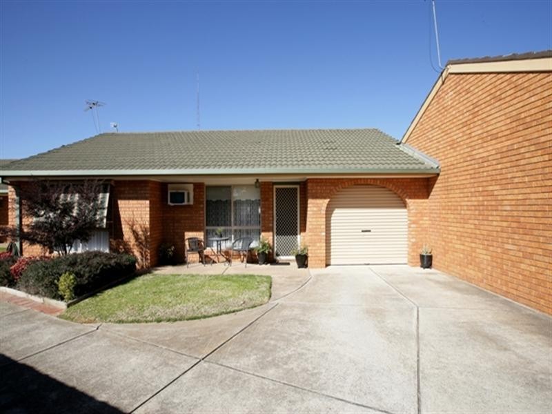 2/4 Bulolo Street, Ashmont NSW 2650