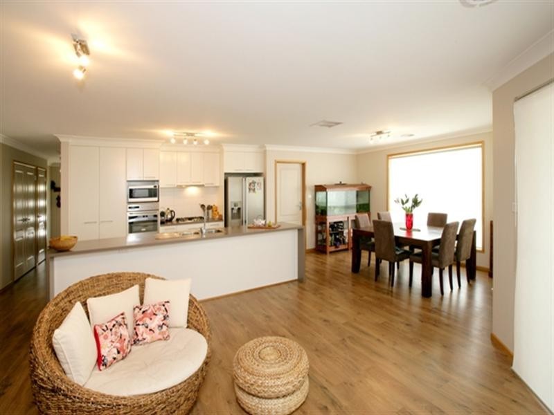 15 Dundale Crescent, Estella NSW 2650