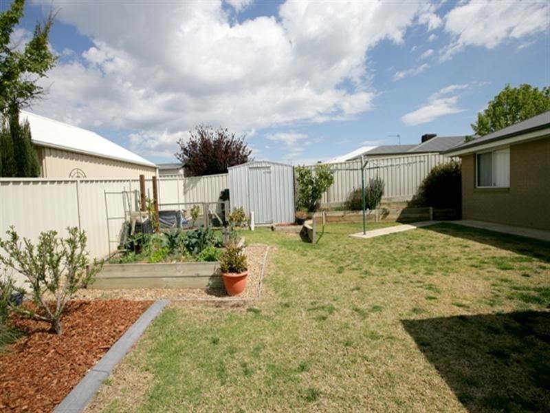 15 Dundale Crescent, Estella NSW 2650