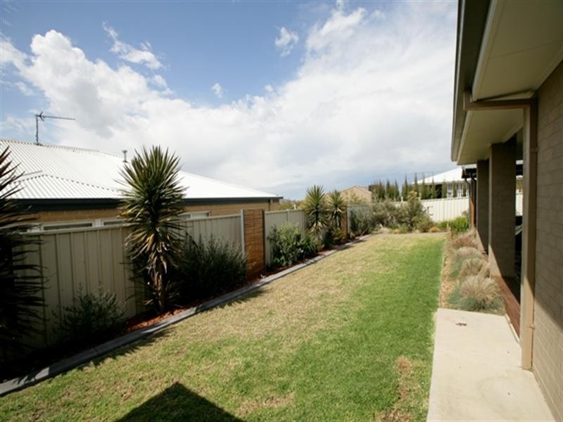 15 Dundale Crescent, Estella NSW 2650