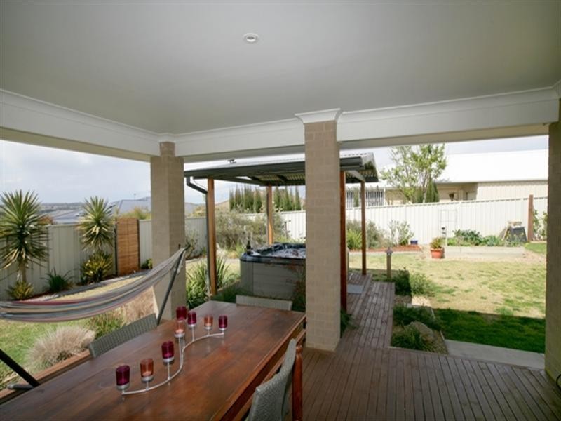 15 Dundale Crescent, Estella NSW 2650