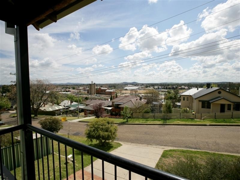 2 Burwood Street, Turvey Park NSW 2650