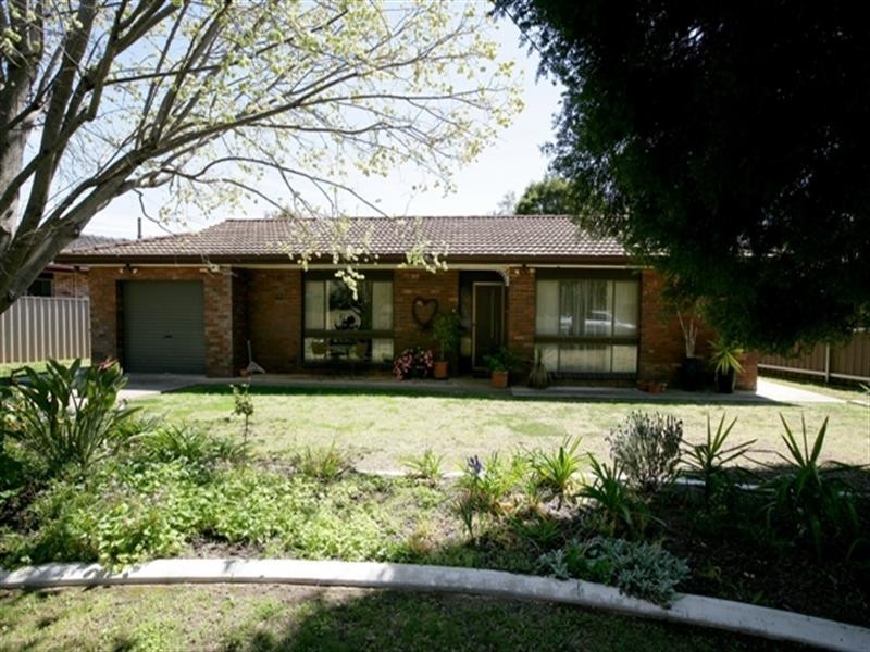 17 Telopea Crescent, Lake Albert NSW 2650