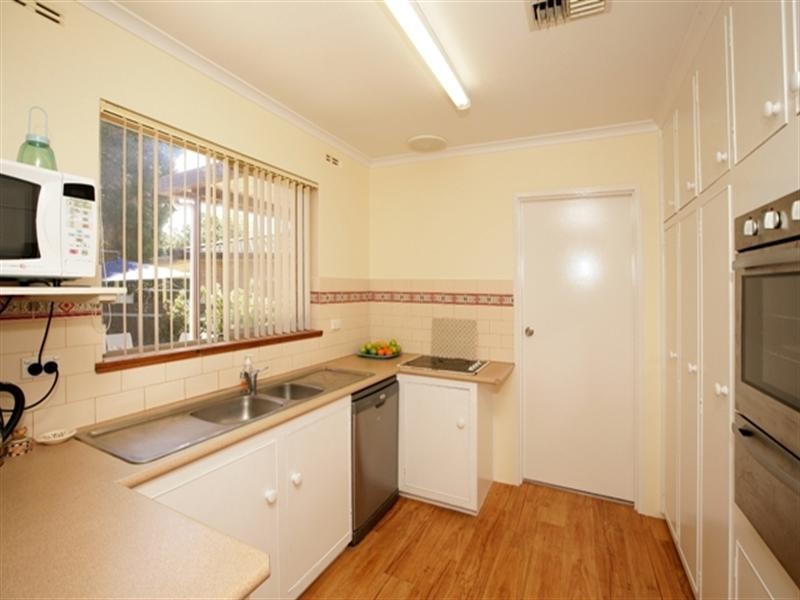 17 Telopea Crescent, Lake Albert NSW 2650