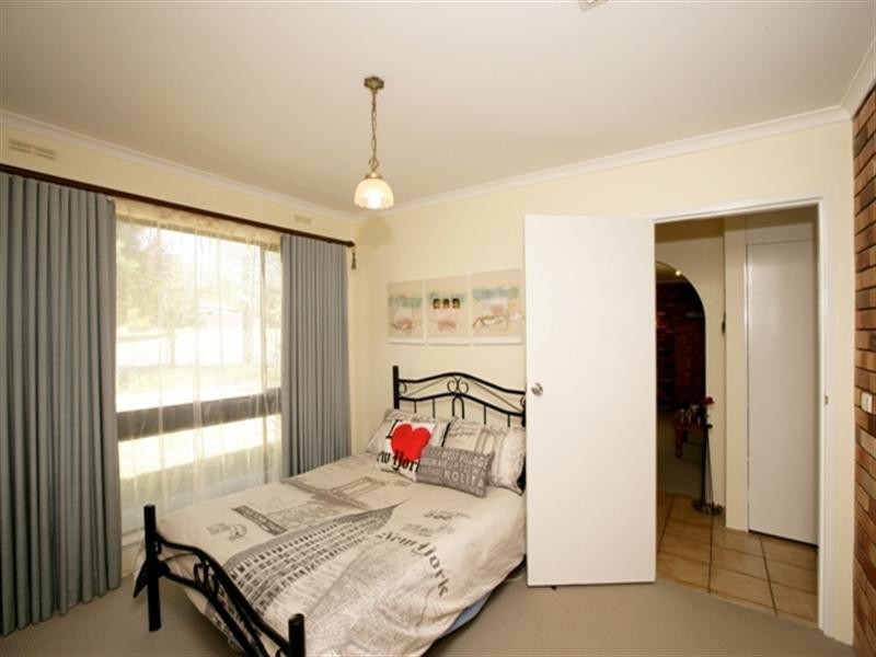 17 Telopea Crescent, Lake Albert NSW 2650