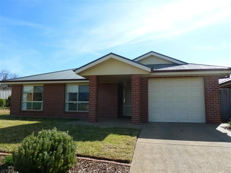 1/2 Madin Place, Wagga Wagga NSW 2650
