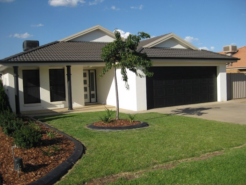 13 Womboin Crescent, Glenfield Park NSW 2650