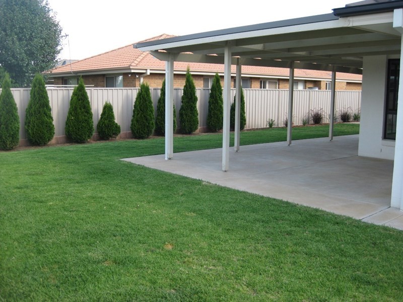 13 Womboin Crescent, Glenfield Park NSW 2650