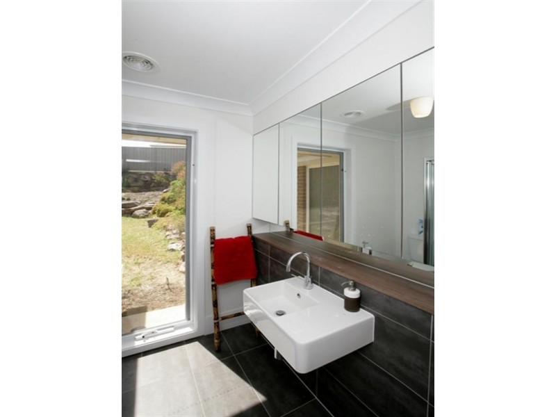 1/2 Larra Place, Bourkelands NSW 2650