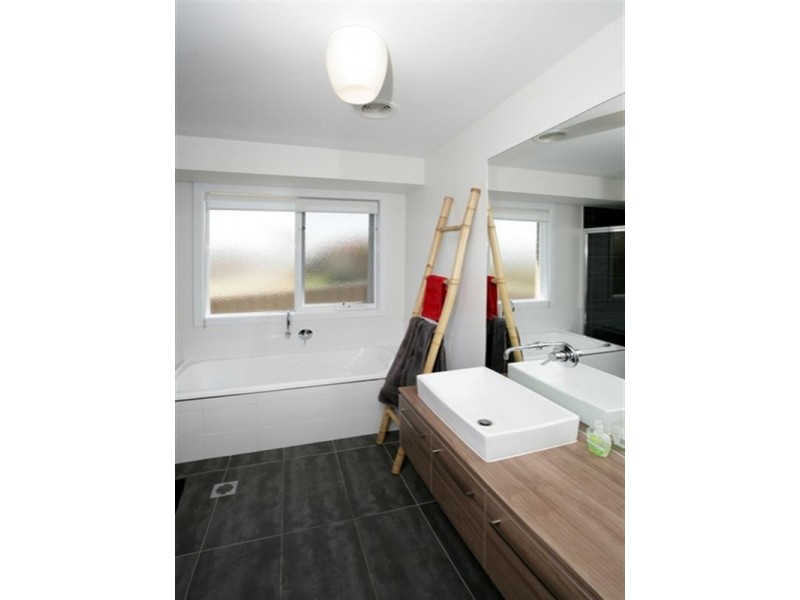 1/2 Larra Place, Bourkelands NSW 2650