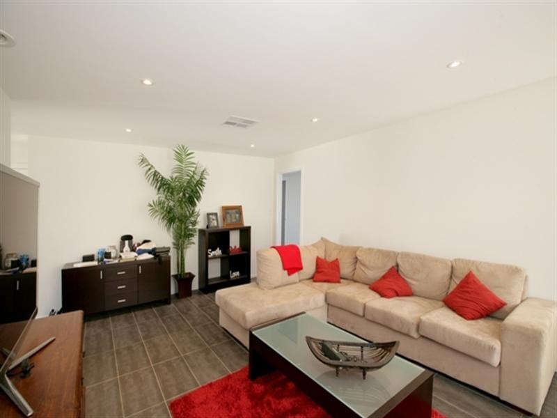 1/2 Larra Place, Bourkelands NSW 2650