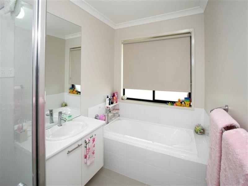 8 Hazelwood Drive, Forest Hill NSW 2651