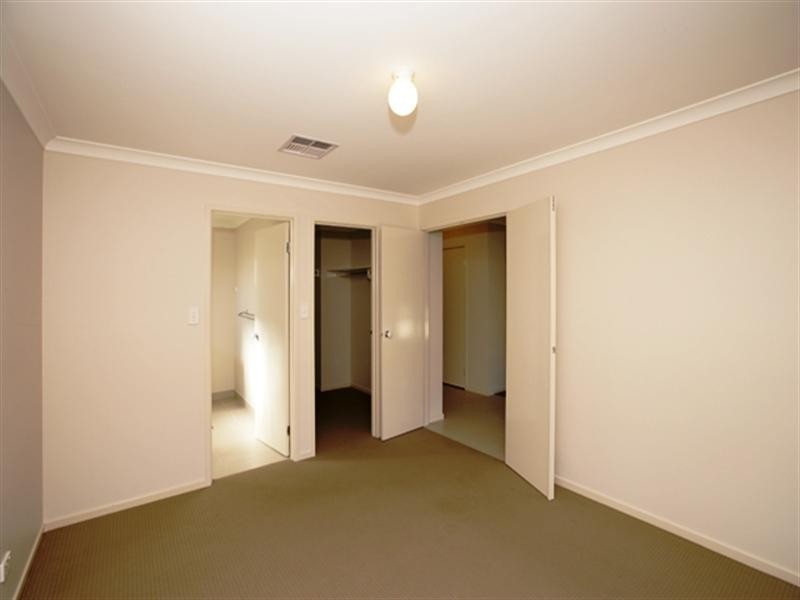 8 Hazelwood Drive, Forest Hill NSW 2651