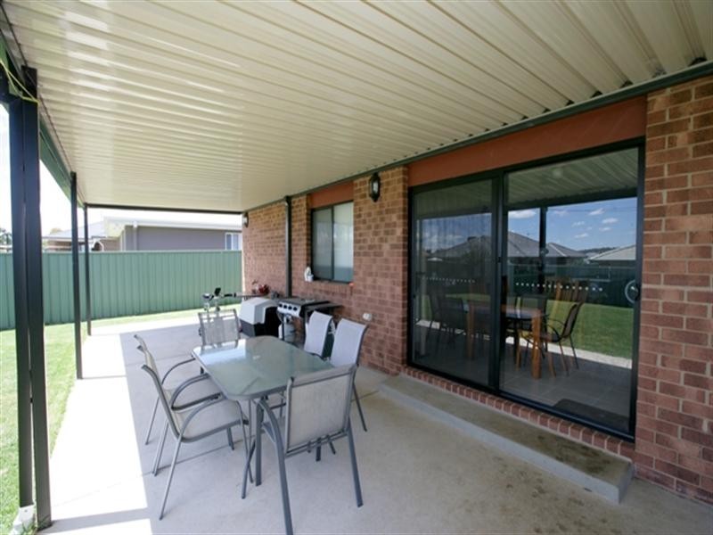 8 Hazelwood Drive, Forest Hill NSW 2651