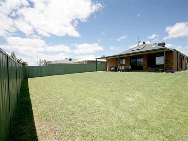 8 Hazelwood Drive, Forest Hill NSW 2651