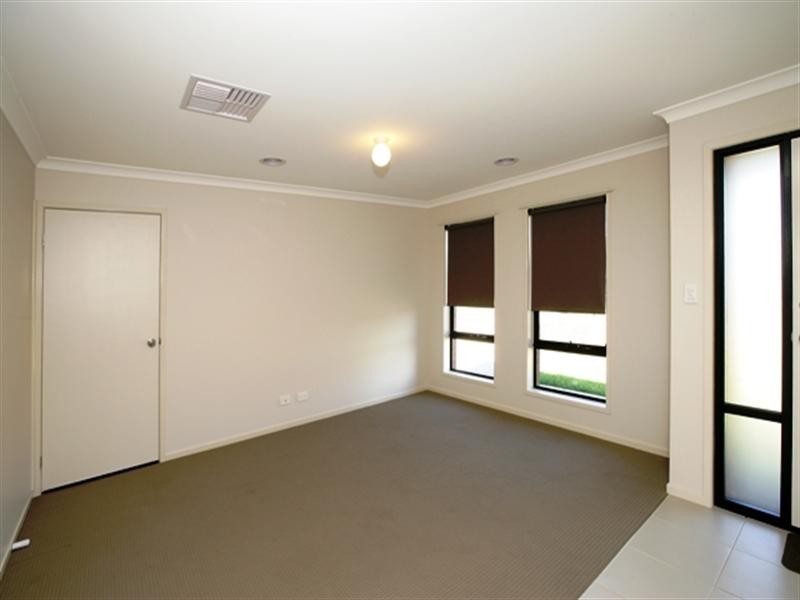 8 Hazelwood Drive, Forest Hill NSW 2651