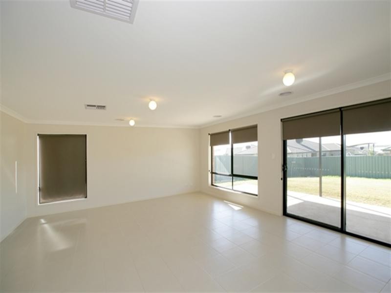 8 Hazelwood Drive, Forest Hill NSW 2651