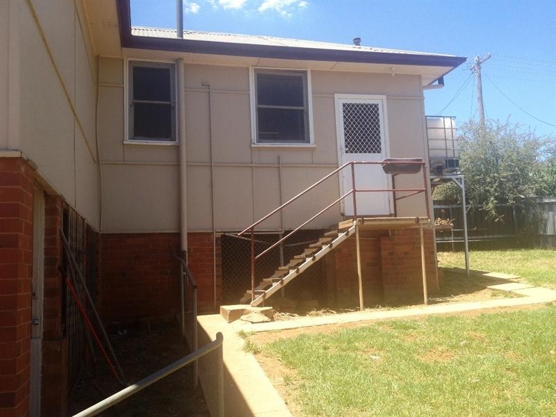 24 Phillip Avenue, Wagga Wagga NSW 2650