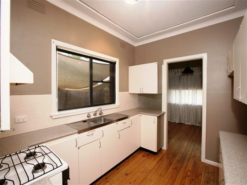 7 Waranga Avenue, Mount Austin NSW 2650