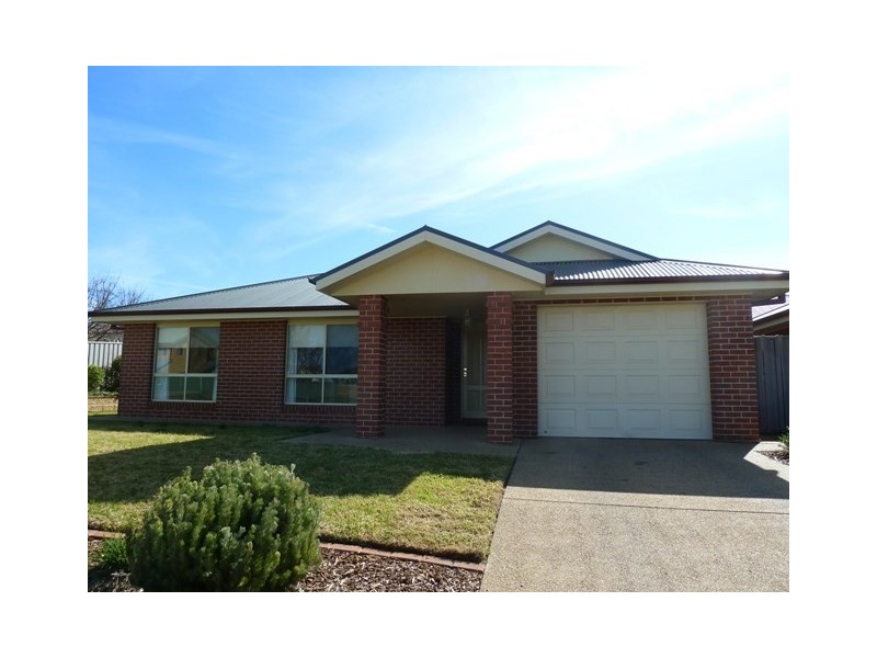 1/2 Madin Place, Wagga Wagga NSW 2650