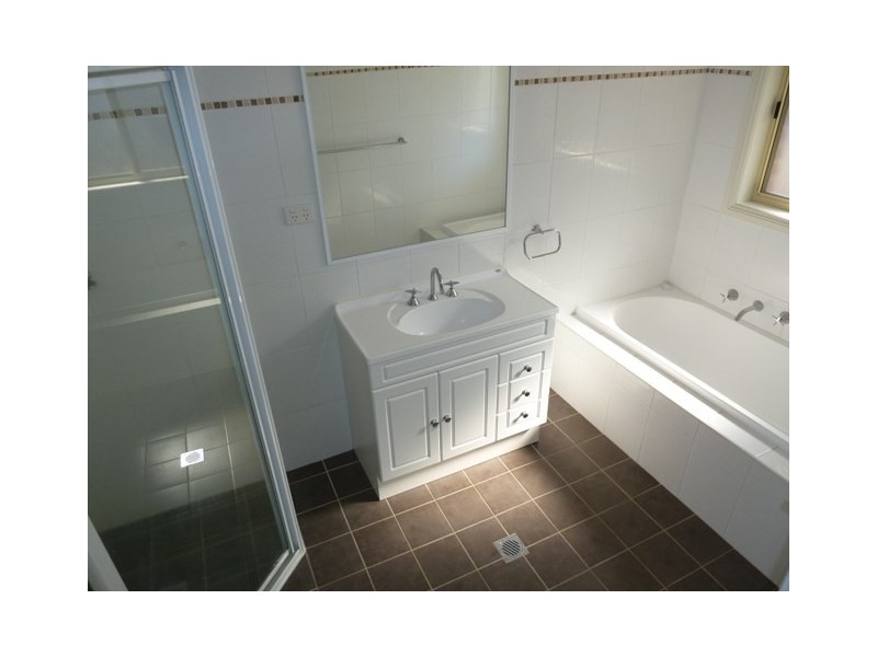 1/2 Madin Place, Wagga Wagga NSW 2650