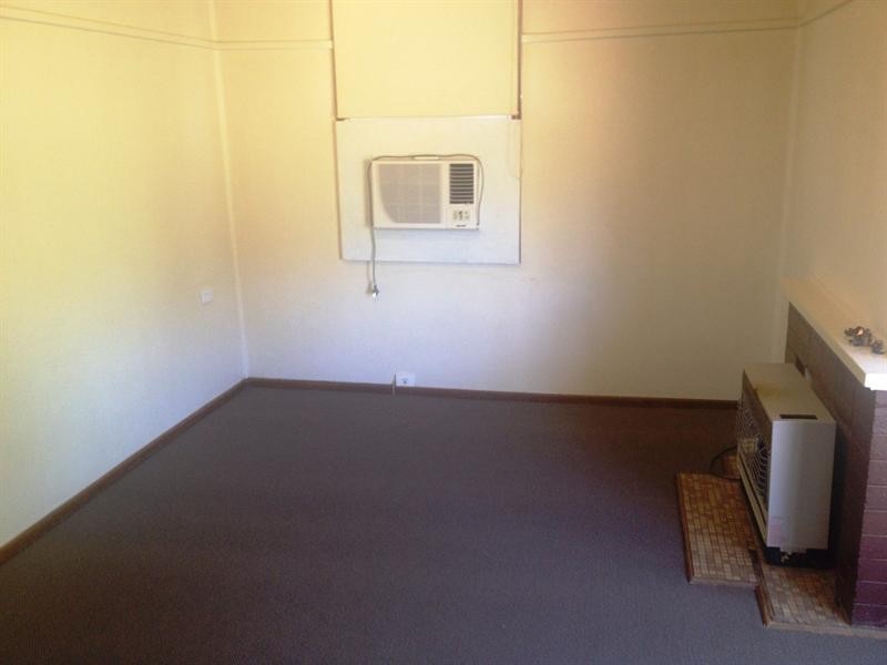 24 Phillip Avenue, Mount Austin NSW 2650