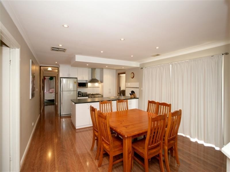 16 Ilex Street, Lake Albert NSW 2650