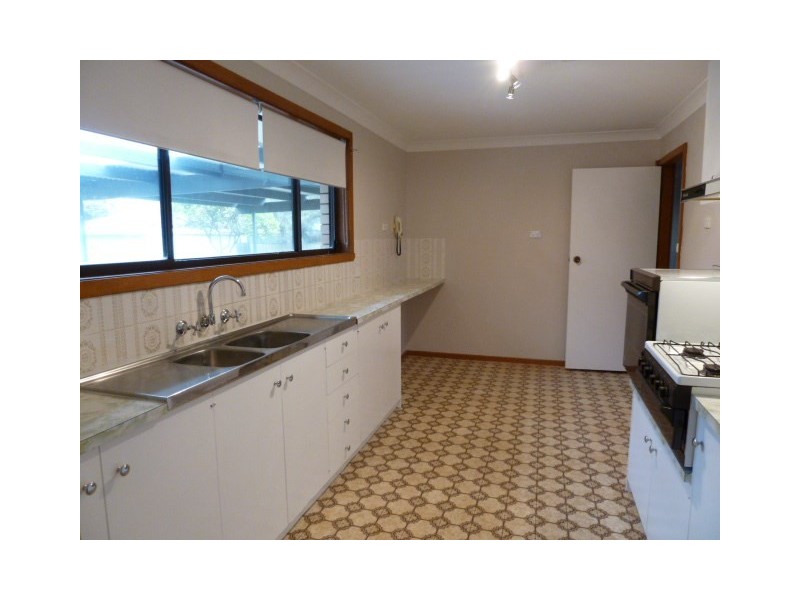 24 Jasmin Crescent, Lake Albert NSW 2650