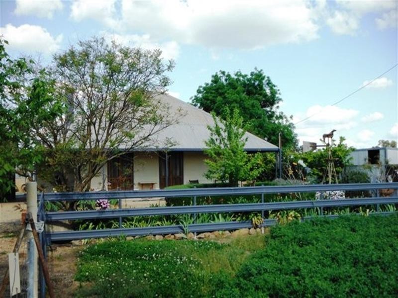 7 Pioneer Avenue, Gumly Gumly NSW 2652