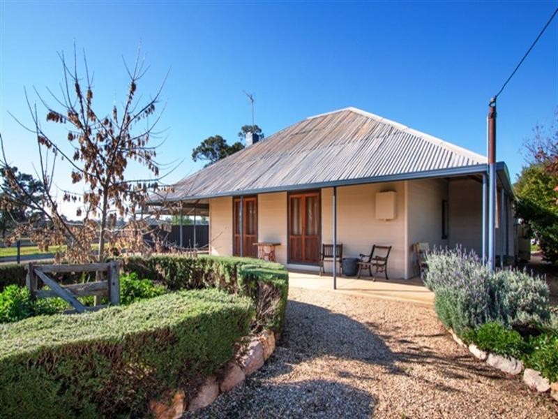 7 Pioneer Avenue, Gumly Gumly NSW 2652