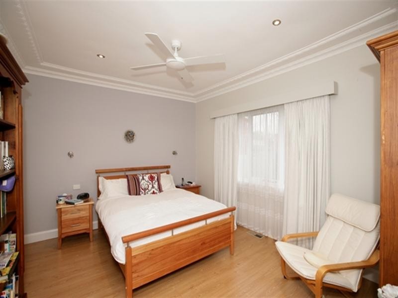 1 Charleville Road, Turvey Park NSW 2650