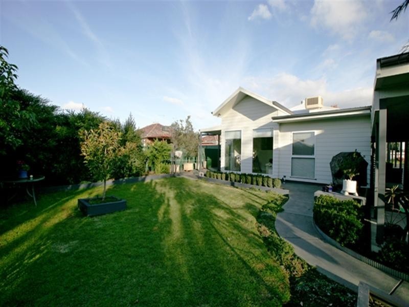 1 Charleville Road, Turvey Park NSW 2650