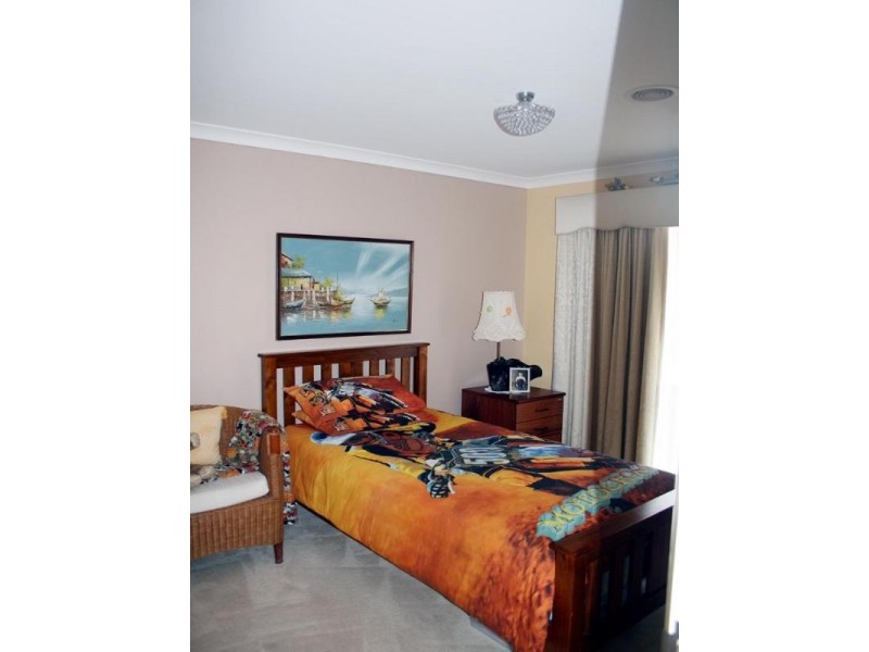 8 Nicholls Drive, Yass NSW 2582