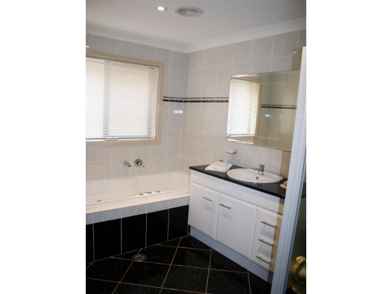 8 Nicholls Drive, Yass NSW 2582