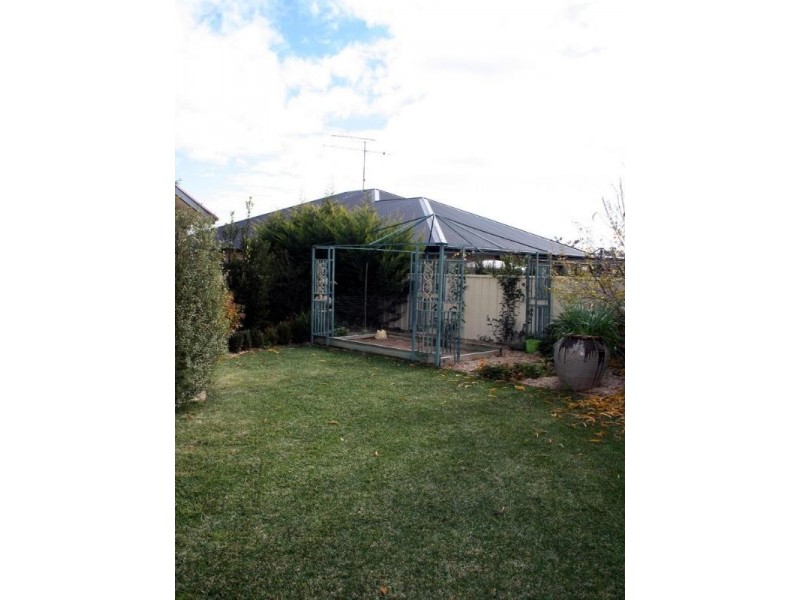 8 Nicholls Drive, Yass NSW 2582