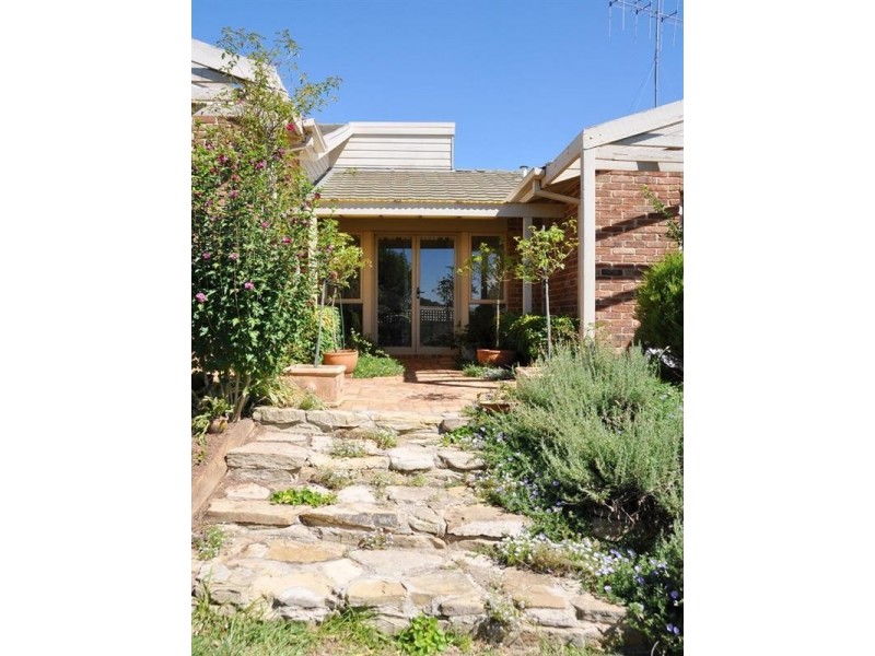 6 Merriman Drive, Yass NSW 2582
