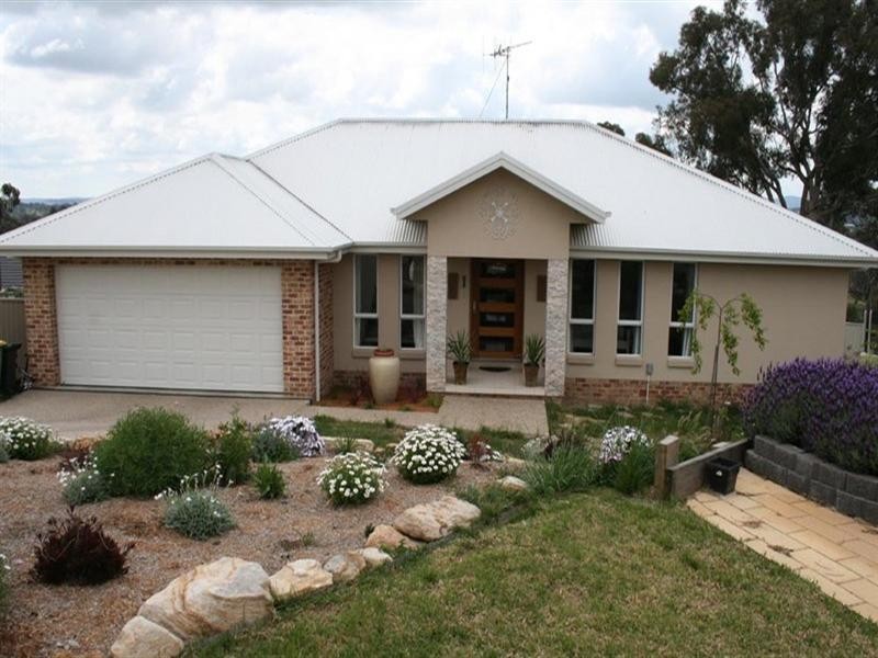 4 Clifton Place, Yass NSW 2582