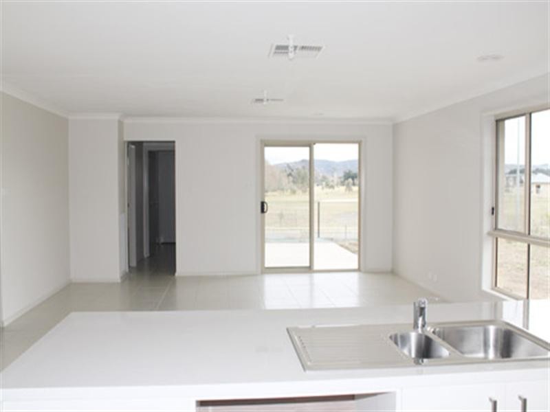 8 Deniston Circuit, Bungendore NSW 2621