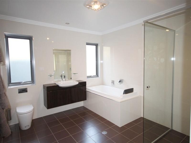 32 Waterfall Drive, Jerrabomberra NSW 2619