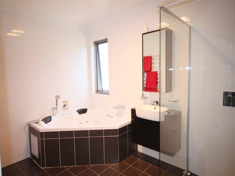 32 Waterfall Drive, Jerrabomberra NSW 2619