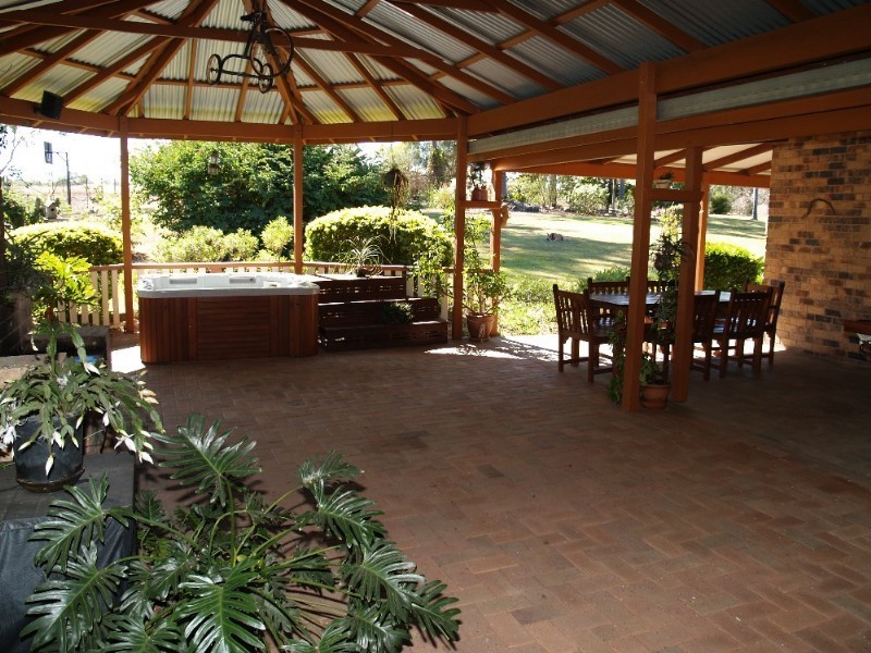 274 Willaura Drive, Esk QLD 4312