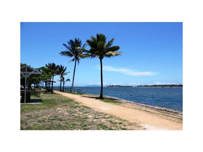 12 Dolphin Cresent, Taylors Beach QLD 4850