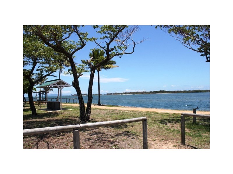 12 Dolphin Cresent, Taylors Beach QLD 4850