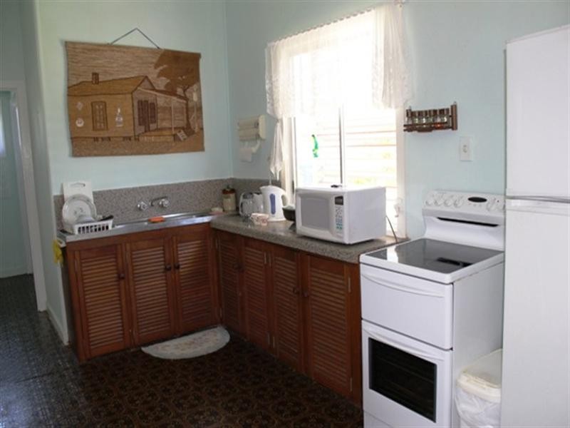 10 Salmon Street, Taylors Beach QLD 4850