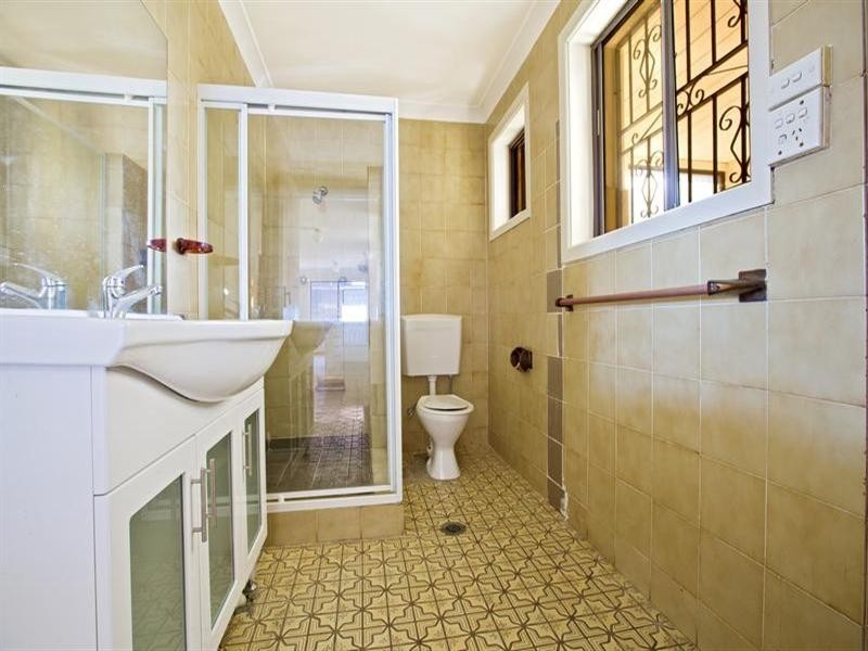 15 Berry Street, Prairiewood NSW 2176